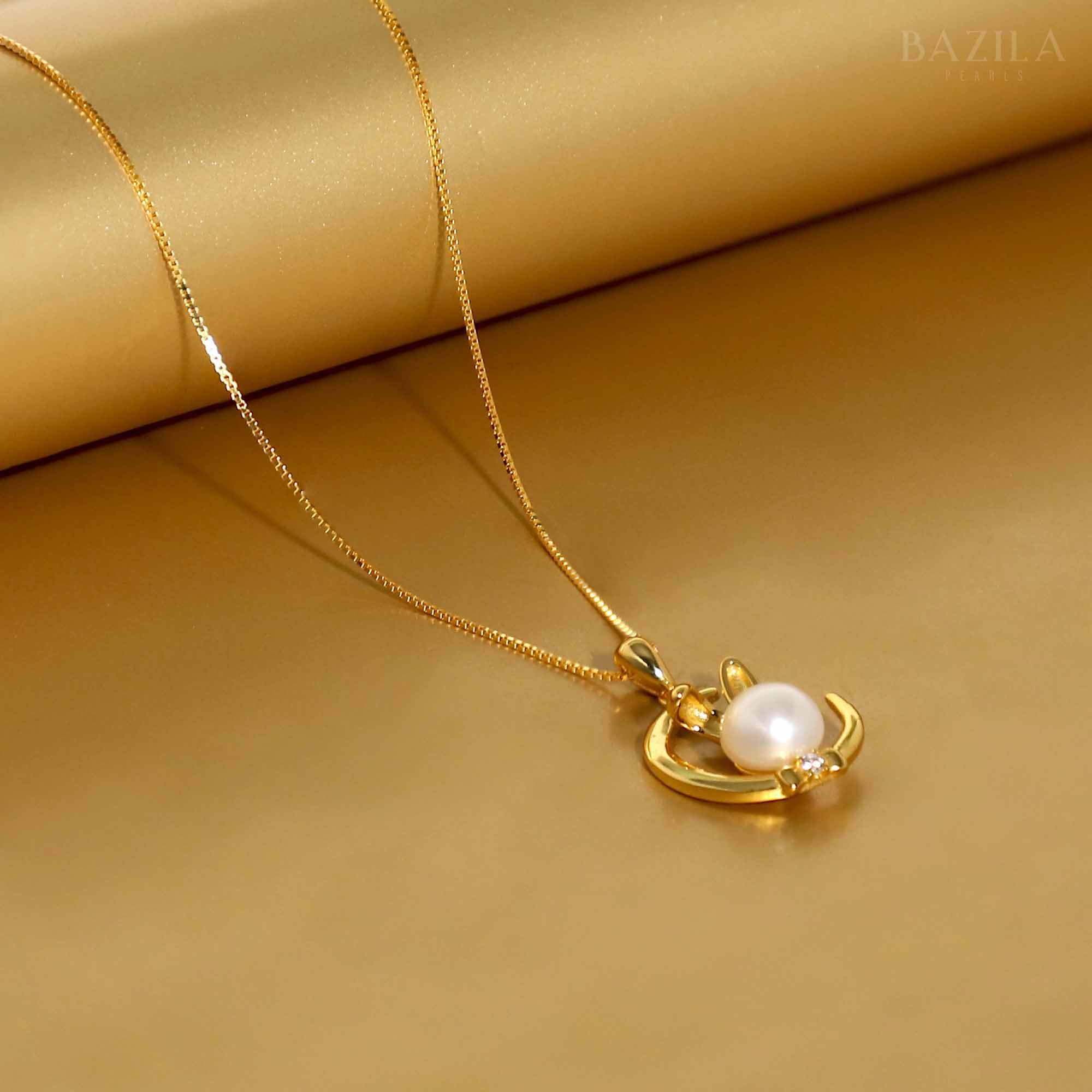 Golden Glow: A Pearl Pendant of Timeless Elegance