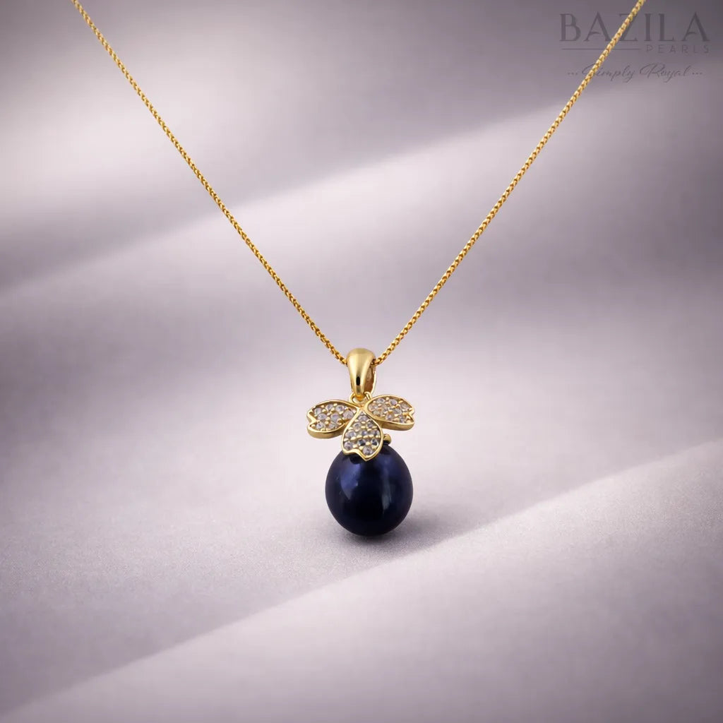 Black Pearl Clover Pendant Necklace in Gold Finish