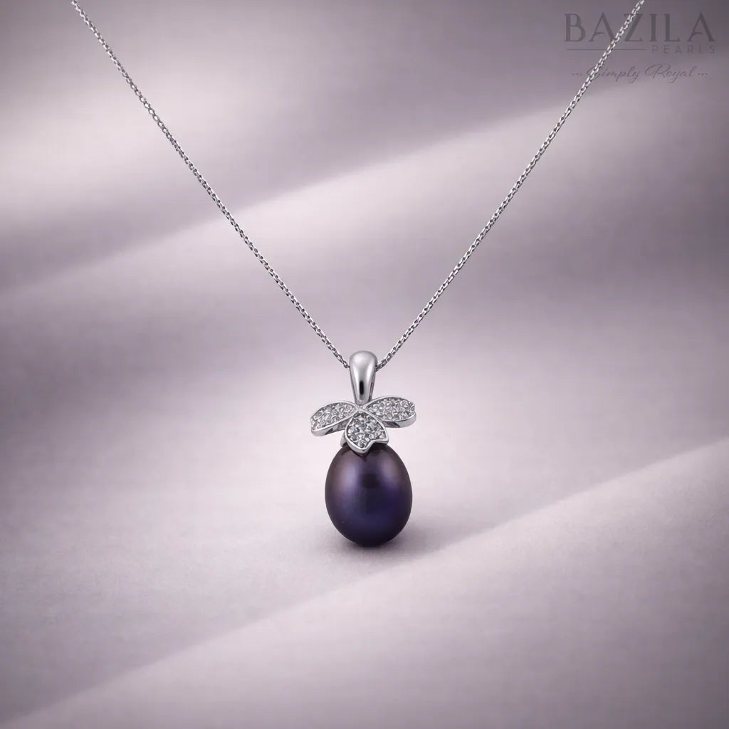 Black Pearl Clover Pendant Necklace in Silver Finish