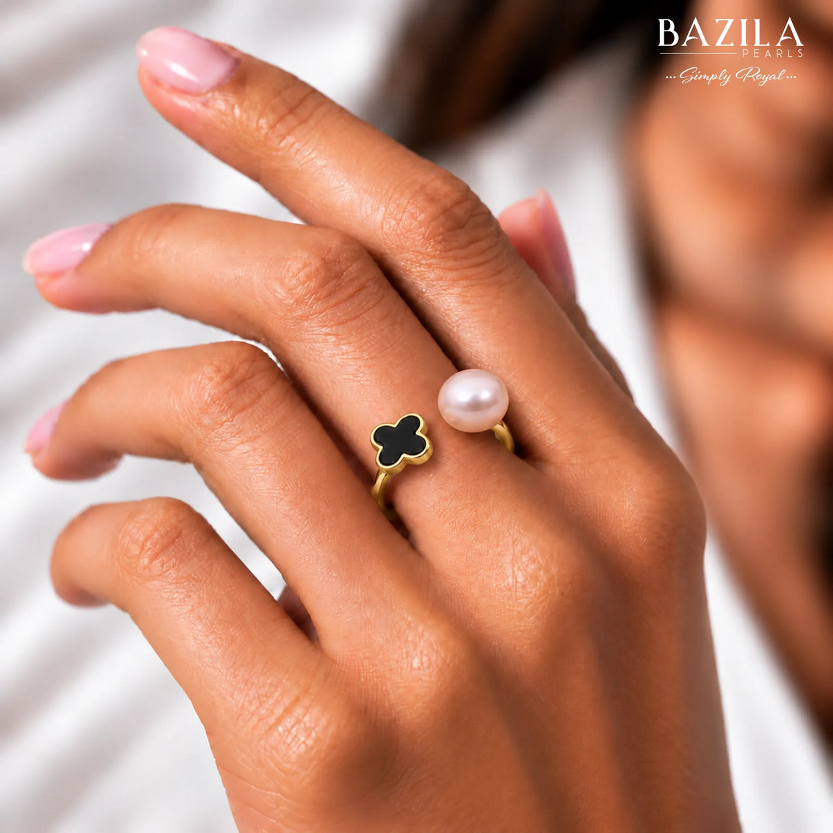 Gold-Plated Ring with Peach Pearl & Black Clover Detail