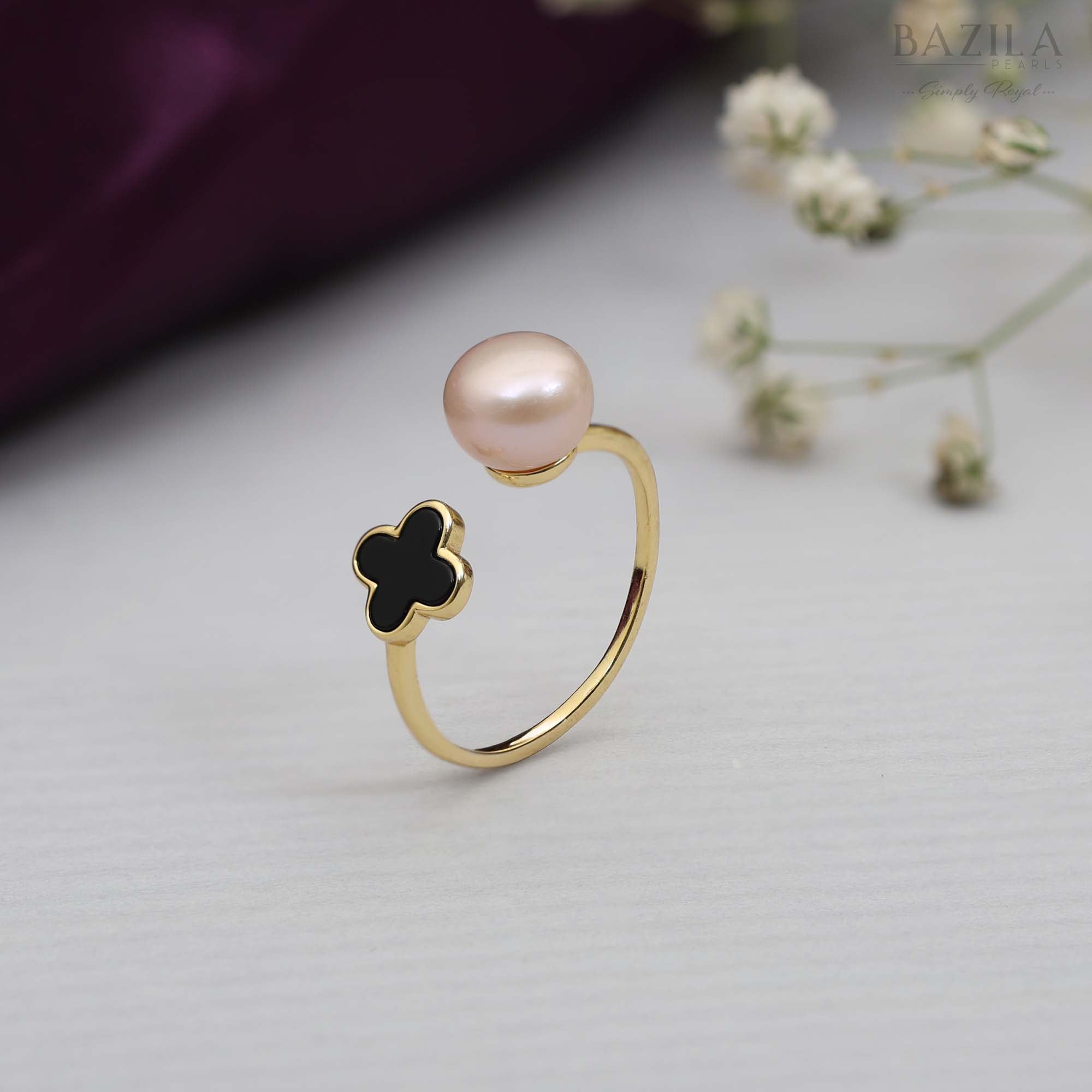 Gold-Plated Ring with Peach Pearl & Black Clover Detail