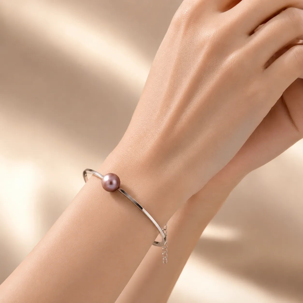 Elegant Edison Pearl Bracelet: A Touch of Class