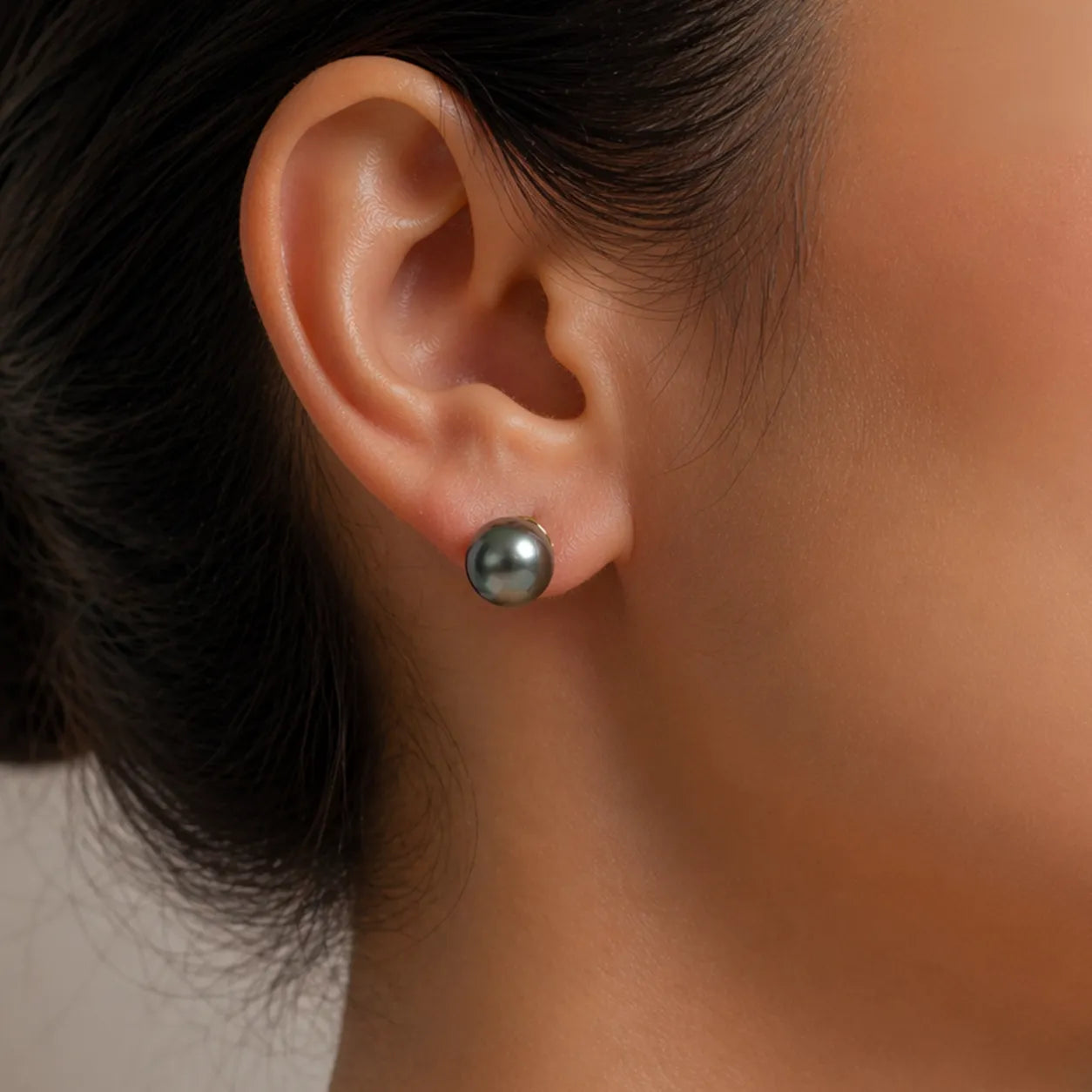 Elegant Tahitian Pearl stud in 18K